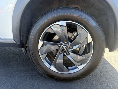 Used 2025 Nissan Rogue SV AWD/4WD image 11