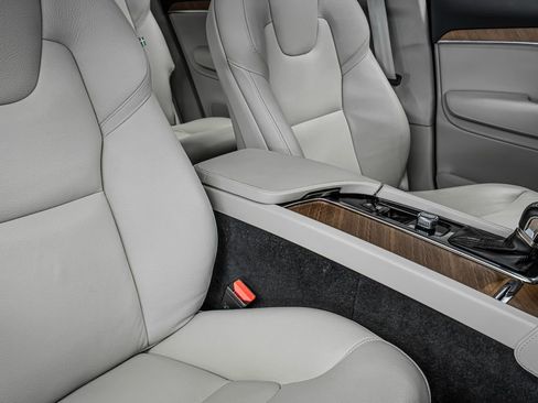 Used 2022 Volvo XC90 T6 Momentum w/ Advanced Package image 21