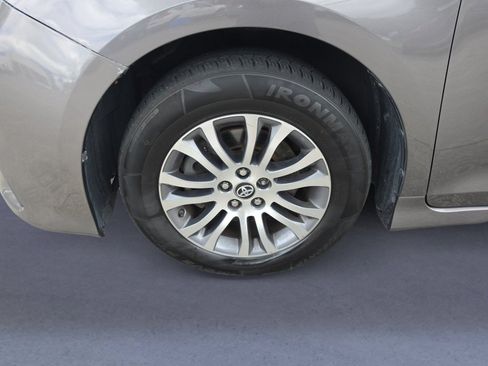 Used 2020 Toyota Sienna XLE Premium FWD image 34