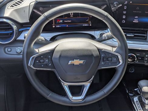 Used 2025 Chevrolet Trax LT w/ LT Convenience Package FWD image 24