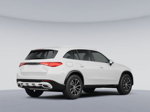 Used 2024 Mercedes-Benz GLC 300 4MATIC image 3