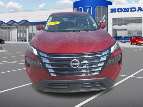 Used 2025 Nissan Rogue SV image 2