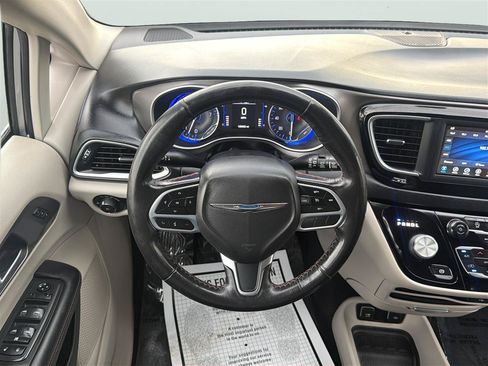 Used 2020 Chrysler Pacifica Touring-L FWD image 23