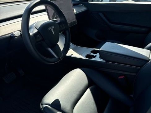 Used 2021 Tesla Model Y Long Range image 11