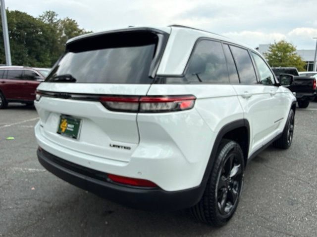 Used 2023 Jeep Grand Cherokee Limited w/ Black Appearance Package AWD/4WD image 17