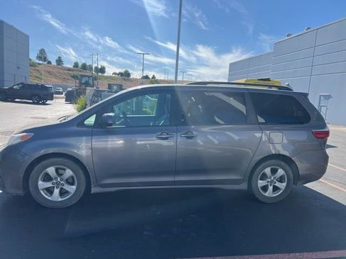 Used 2018 Toyota Sienna LE FWD image 2