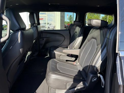 Used 2025 Chrysler Pacifica Select FWD image 15