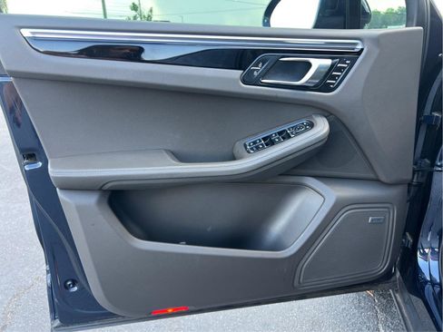 Used 2019 Porsche Macan AWD/4WD image 18