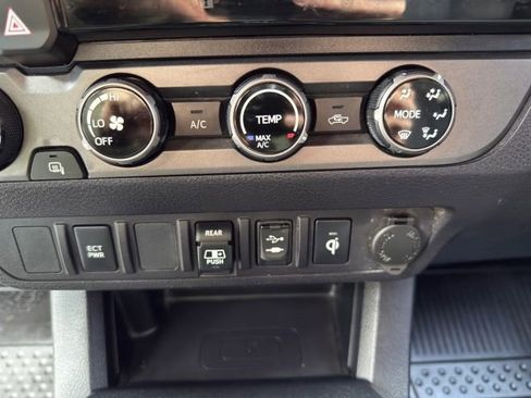 Used 2018 Toyota Tacoma TRD Sport image 28