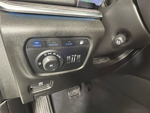 Used 2023 Jeep Grand Cherokee Overland w/ Luxury Tech Group IV AWD/4WD image 17