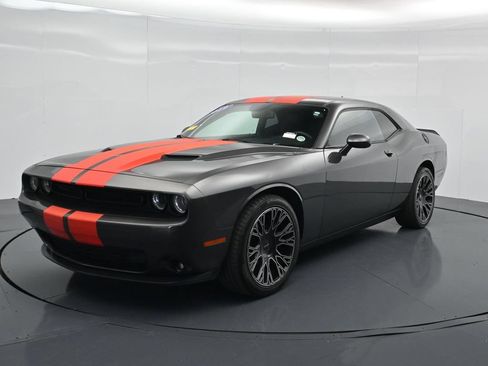 Used 2019 Dodge Challenger SXT w/ Blacktop Package RWD image 2