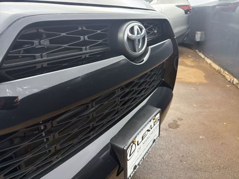 Used 2017 Toyota 4Runner SR5 Premium w/ Four Season Floor Mat Package image 32