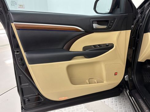 Used 2019 Toyota Highlander Limited FWD image 26