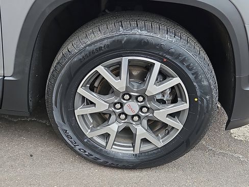 Used 2023 GMC Acadia SLE w/ Driver Convenience Package image 8