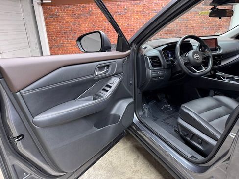 Used 2022 Nissan Rogue SV w/ SV Premium Package image 9