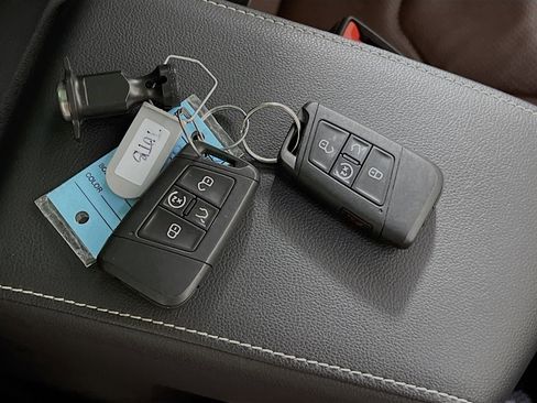 Used 2022 Volkswagen Tiguan SEL R-Line AWD/4WD image 36