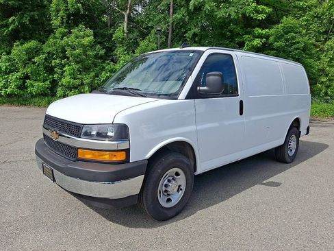 Used 2025 Chevrolet Express 2500 w/ Driver Convenience Package RWD image 3