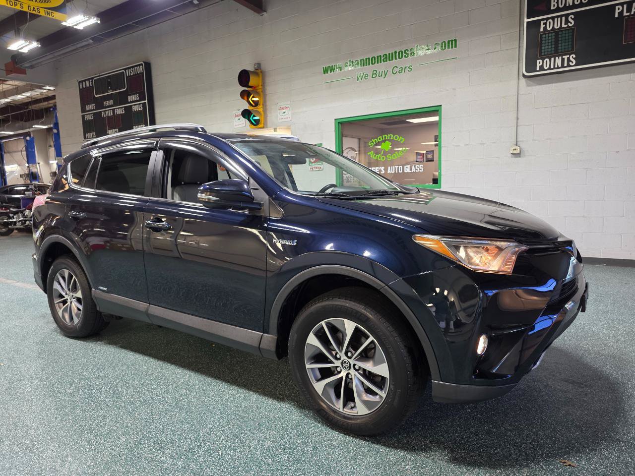 Used 2018 Toyota RAV4 XLE AWD/4WD image 4