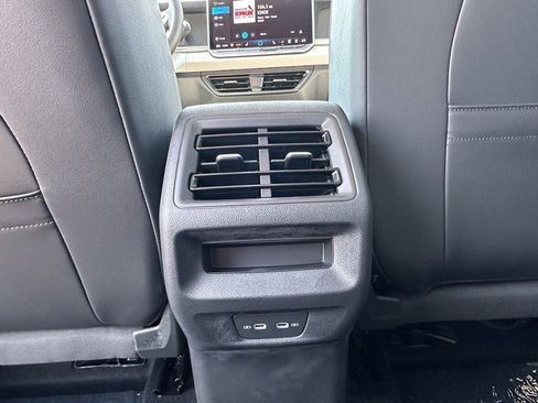 New 2025 Volkswagen Tiguan SE image 8