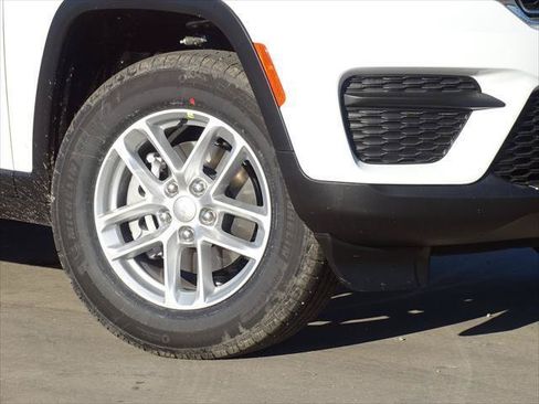 Certified 2023 Jeep Grand Cherokee Laredo w/ Luxury Tech Group I AWD/4WD image 4