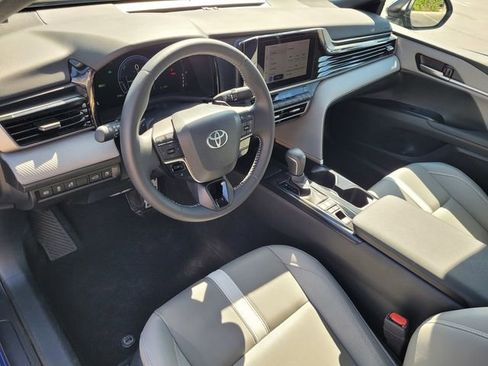 Used 2025 Toyota Camry SE image 7
