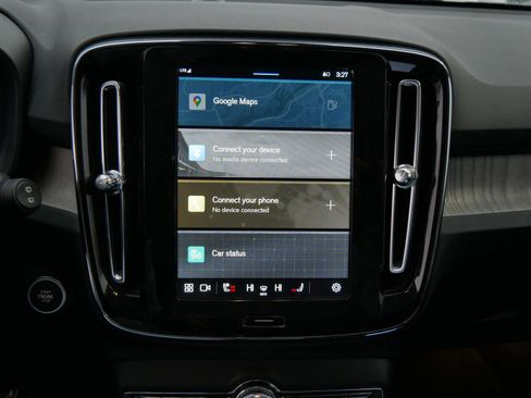 Used 2025 Volvo XC40 B5 Core image 21