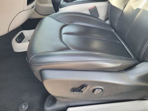 Used 2023 Chrysler Pacifica Touring-L FWD image 27