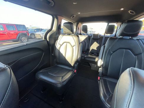 Used 2025 Chrysler Pacifica Select image 40