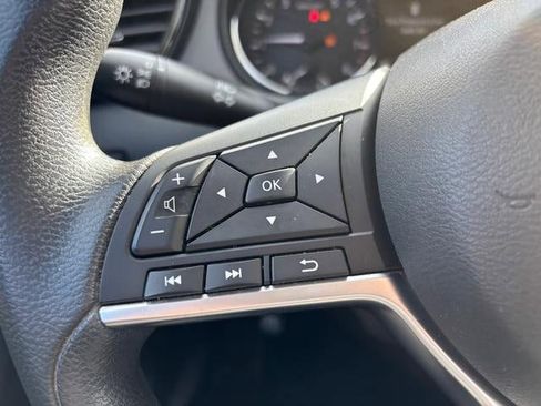 Used 2017 Nissan Rogue S image 19