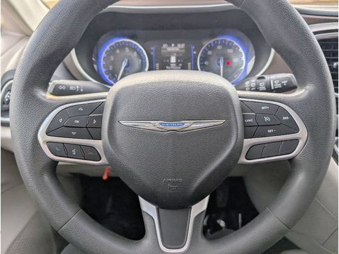 Used 2018 Chrysler Pacifica LX FWD image 19
