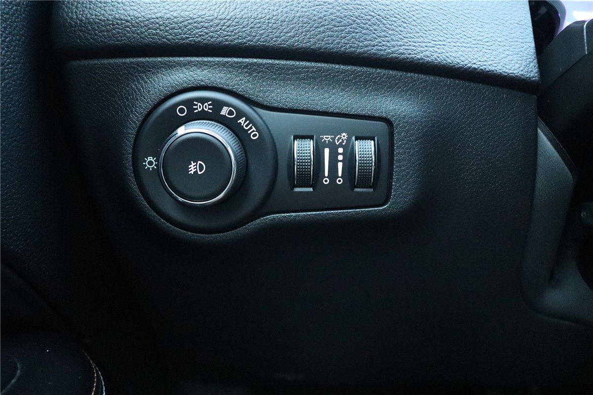 Used 2018 Jeep Compass Latitude FWD image 28
