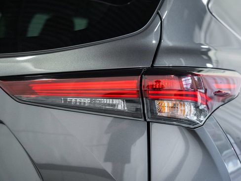 Used 2025 Toyota Highlander XLE AWD/4WD image 6
