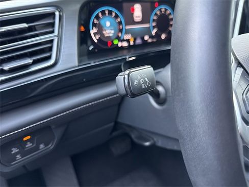 Used 2025 Volkswagen Atlas Cross Sport SE image 19