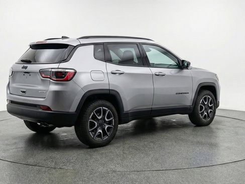 Used 2025 Jeep Compass Trailhawk AWD/4WD image 7