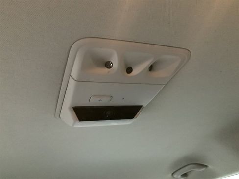 Used 2022 Kia Carnival EX image 33