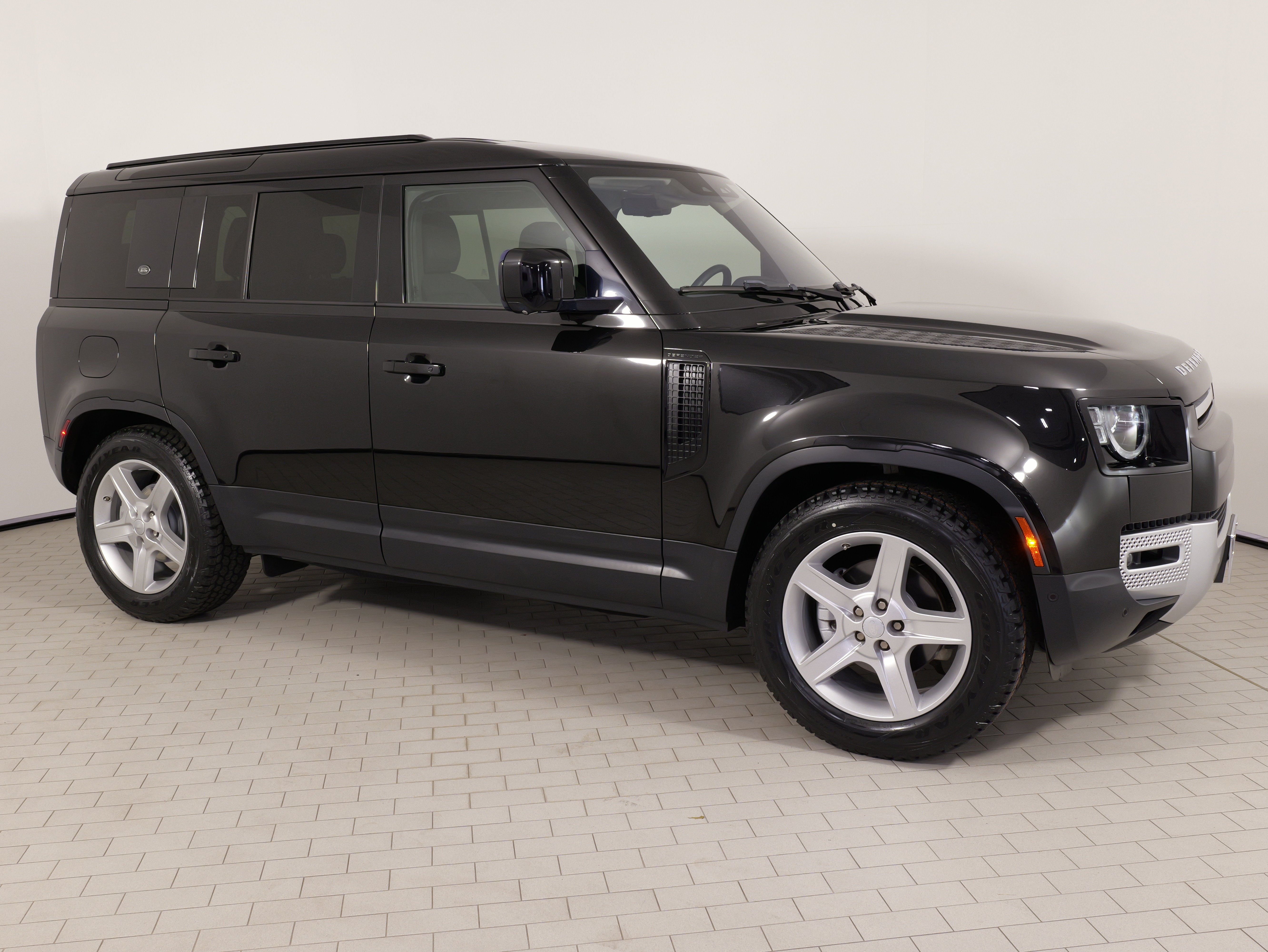 Used 2020 Land Rover Defender 110 SE AWD/4WD image 9