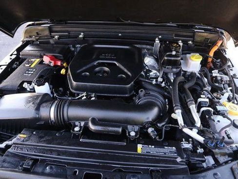 Used 2025 Jeep Wrangler Sahara image 27