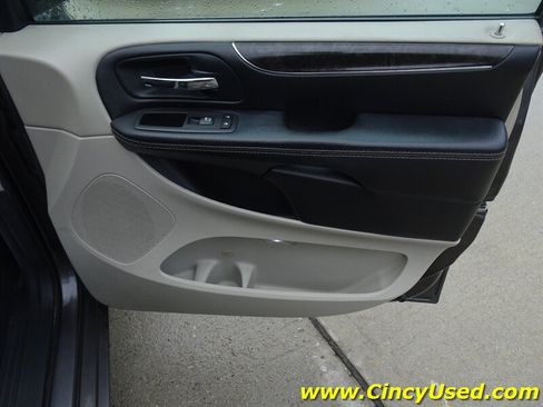 Used 2016 Chrysler Town & Country Touring FWD image 31