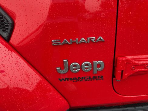 Used 2019 Jeep Wrangler Unlimited Sahara w/ Dual Top Group AWD/4WD image 10