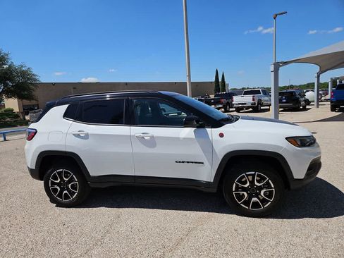 Used 2025 Jeep Compass Trailhawk AWD/4WD image 9