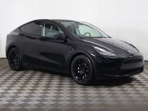 Used 2022 Tesla Model Y Long Range AWD/4WD image 2