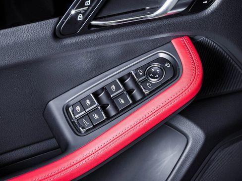 Certified 2025 Porsche Macan image 26