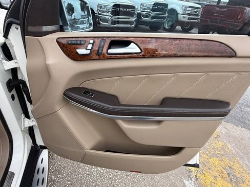 Used 2014 Mercedes-Benz GL 550 4MATIC image 18