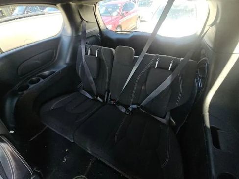 Used 2021 Chrysler Pacifica Touring w/ Uconnect Theater Family Group FWD image 10