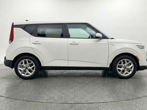 Used 2025 Kia Soul LX w/ LX Technology Package FWD image 11