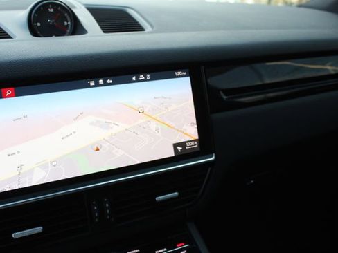 Used 2020 Porsche Cayenne image 12