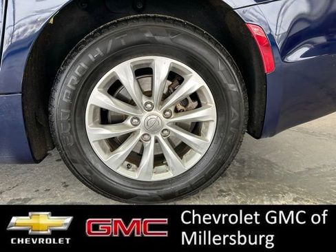 Used 2017 Chrysler Pacifica Touring-L image 9