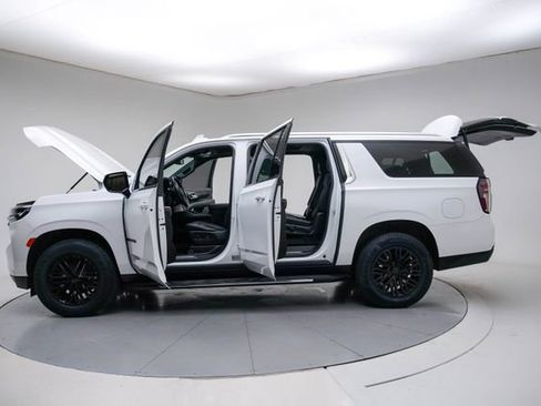 Used 2021 Chevrolet Suburban LT image 18