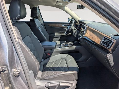 Used 2025 Volkswagen Atlas SE AWD/4WD image 11