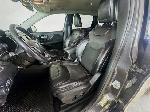 Used 2019 Jeep Cherokee Latitude Plus w/ Cold Weather Group AWD/4WD image 12
